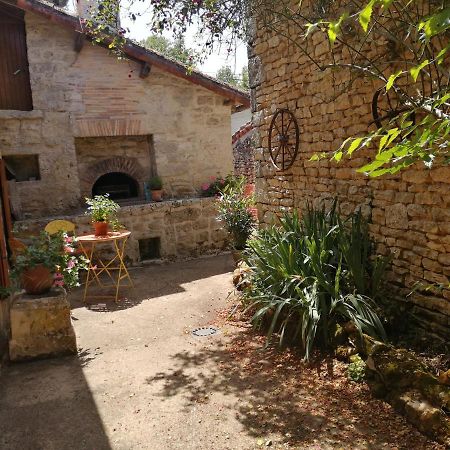 Traditional Stone Cottage Condac Bagian luar foto